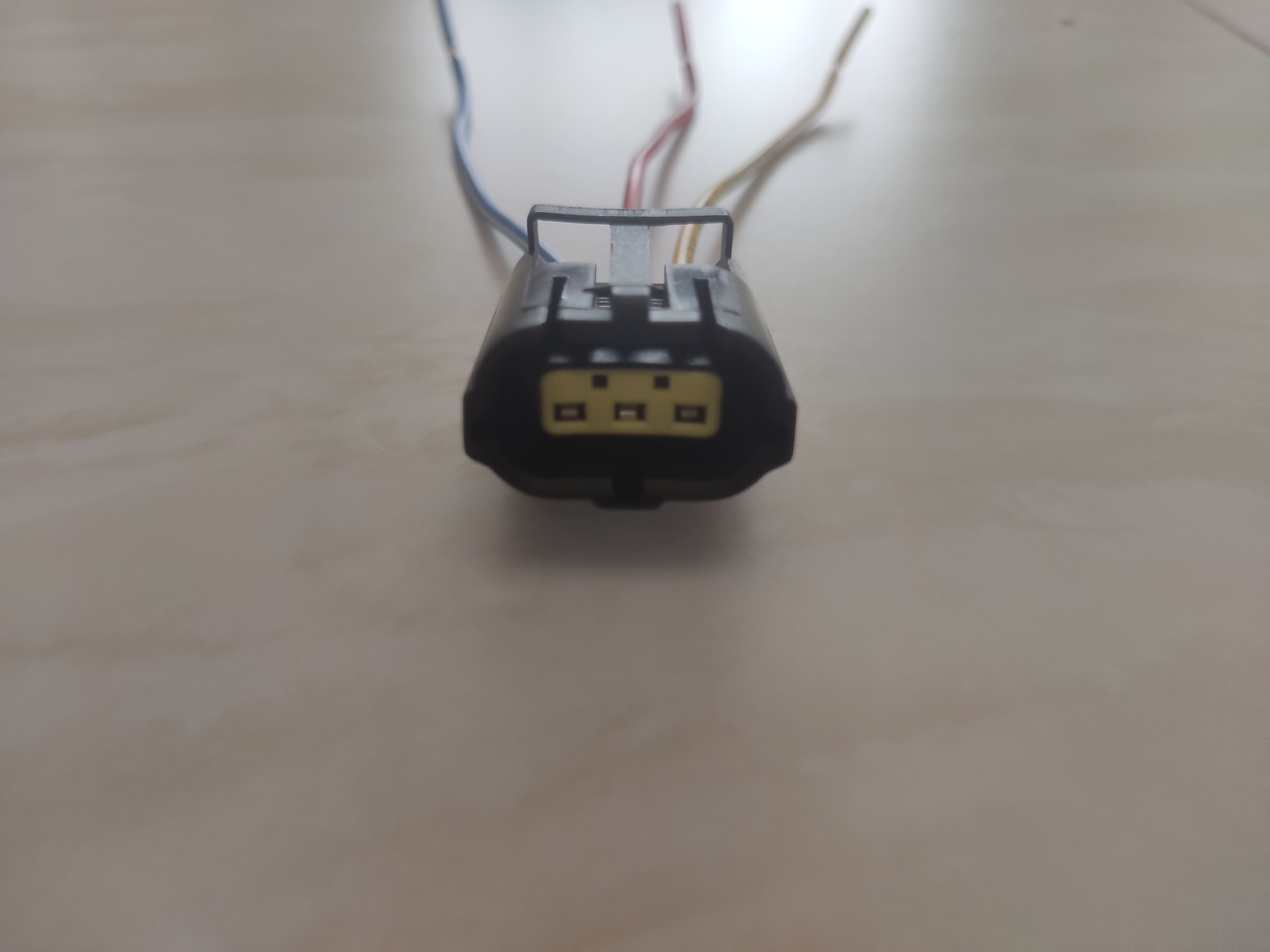 سوکت سنسور قطع کن سوخت(واژگونی و ضربه) و سنسور کیلومتر پیکان  سورنا موتور ۱